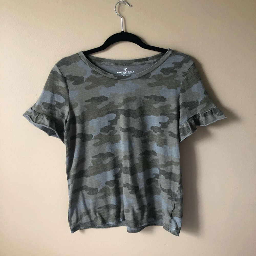 American Eagle camo tee! 💚🤍🖤